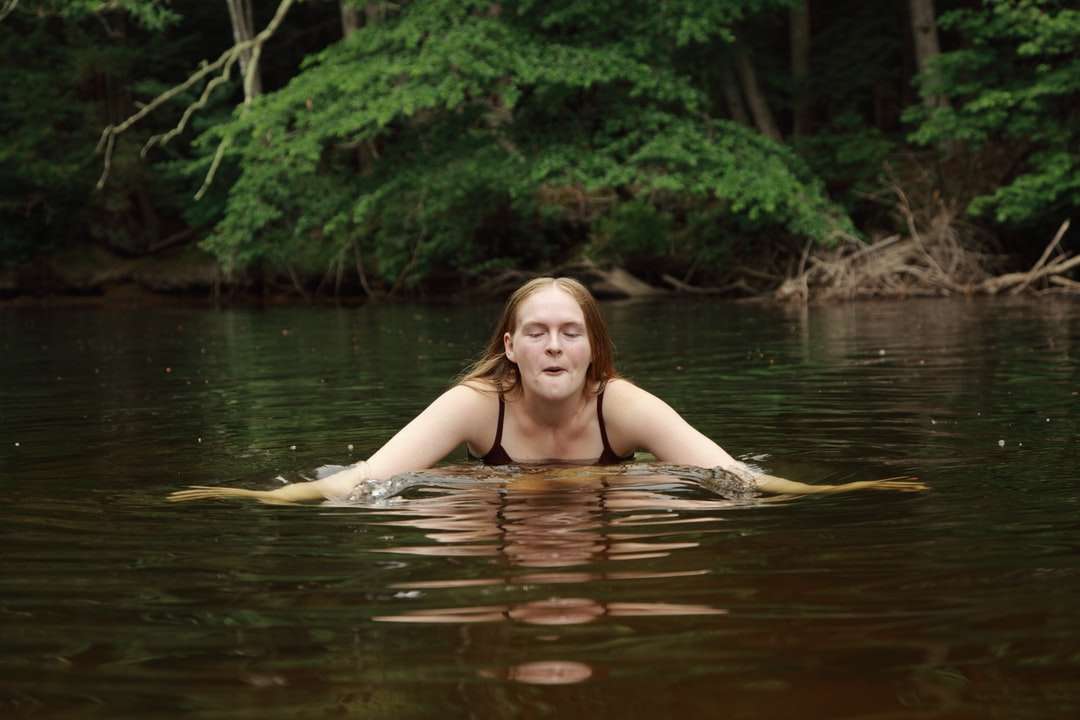 kvinna i vattnet under dagtid pussel på nätet