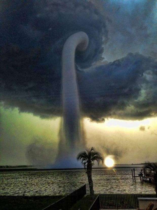 WATERSPOUT ................. jigsaw puzzle online
