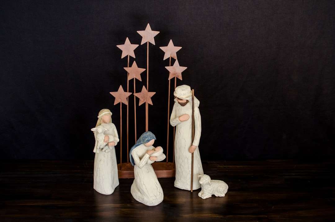 tři náboženské figurky na hnědém povrchu skládačky online