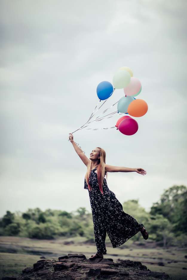 mujer con globos de colores rompecabezas en línea