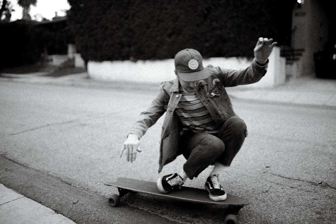 фотография в сивата скала на човек, каращ се на лонгборд онлайн пъзел