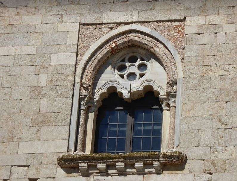 Fenêtre Castel del Monte Puglia puzzle en ligne
