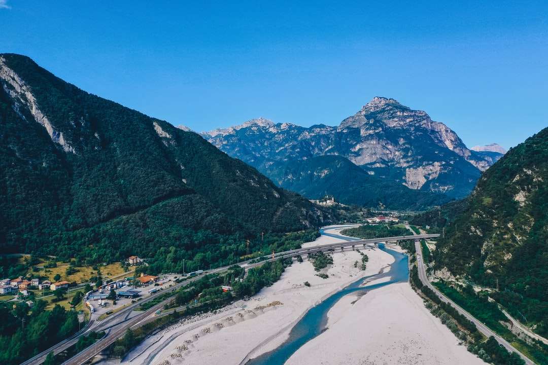 φωτογραφία τοπίου καταπράσινου βουνού online παζλ