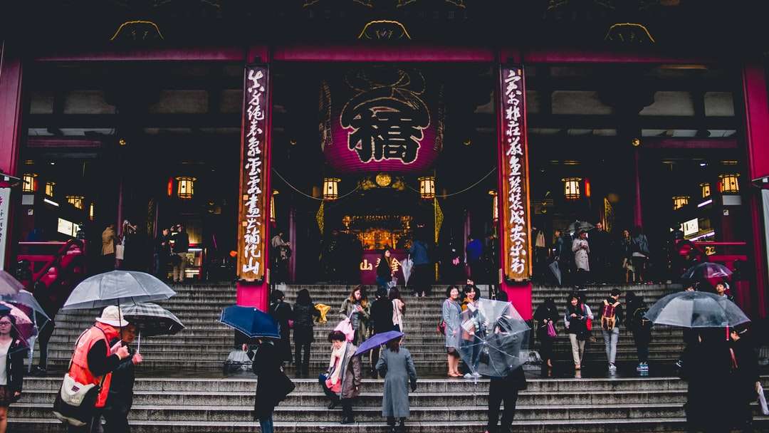 άνθρωποι που περπατούν σε συγκεκριμένες σκάλες μπροστά από το ναό online παζλ