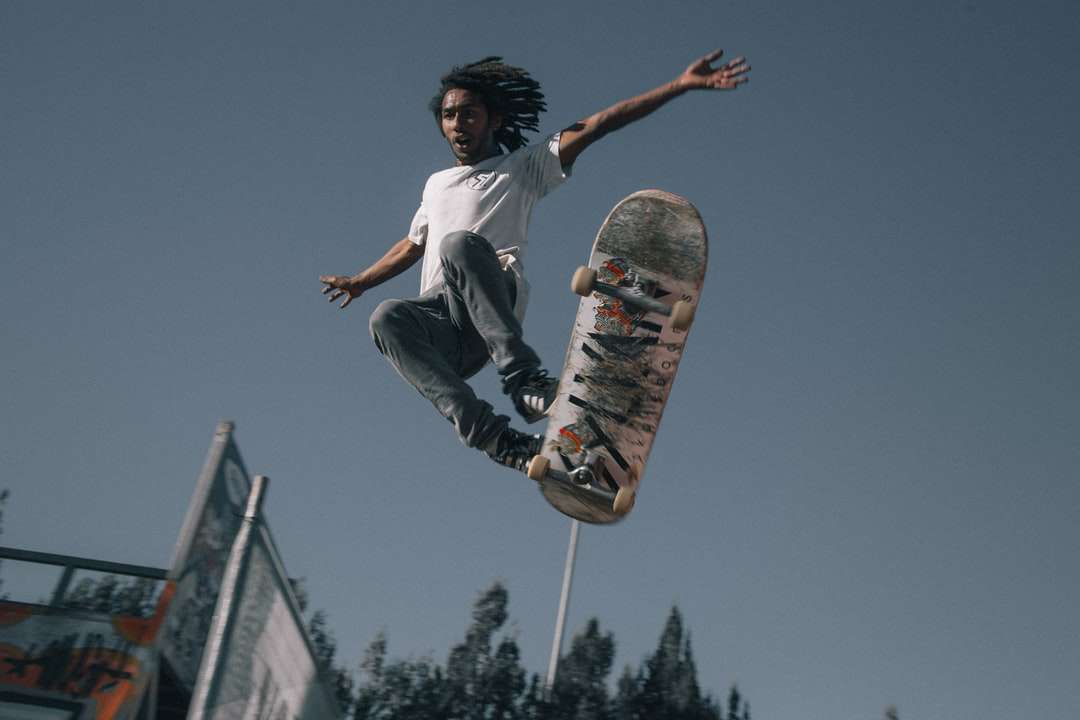 muž na sobě bílé tričko pomocí skateboardu skládačky online