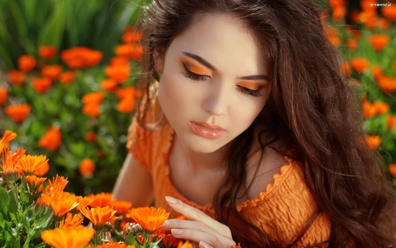 flicka bland blommor pussel på nätet