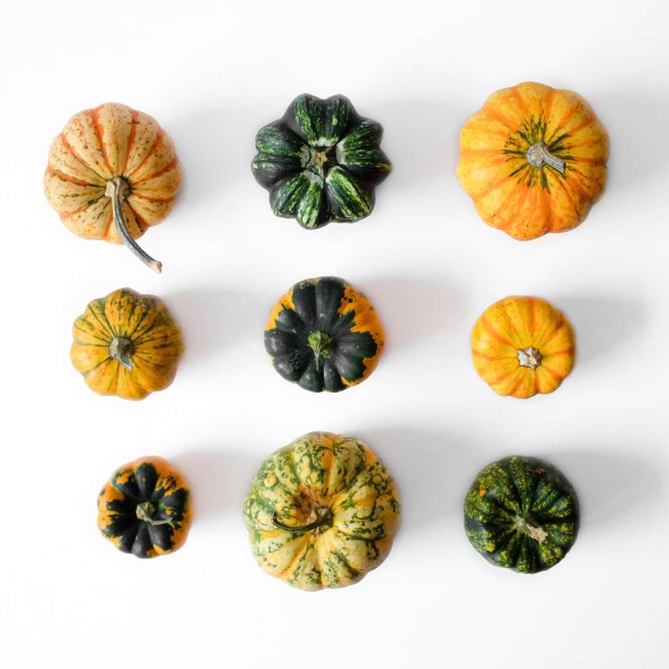 оранжеви и зелени тикви на бяла повърхност онлайн пъзел
