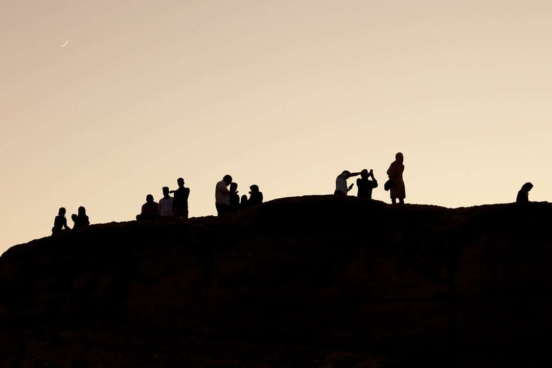 Silhouette von Menschen auf Hügel während der Nacht Puzzlespiel online