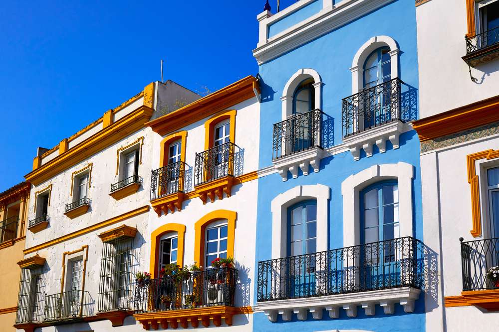 Фасади на къщи в центъра на Севиля онлайн пъзел