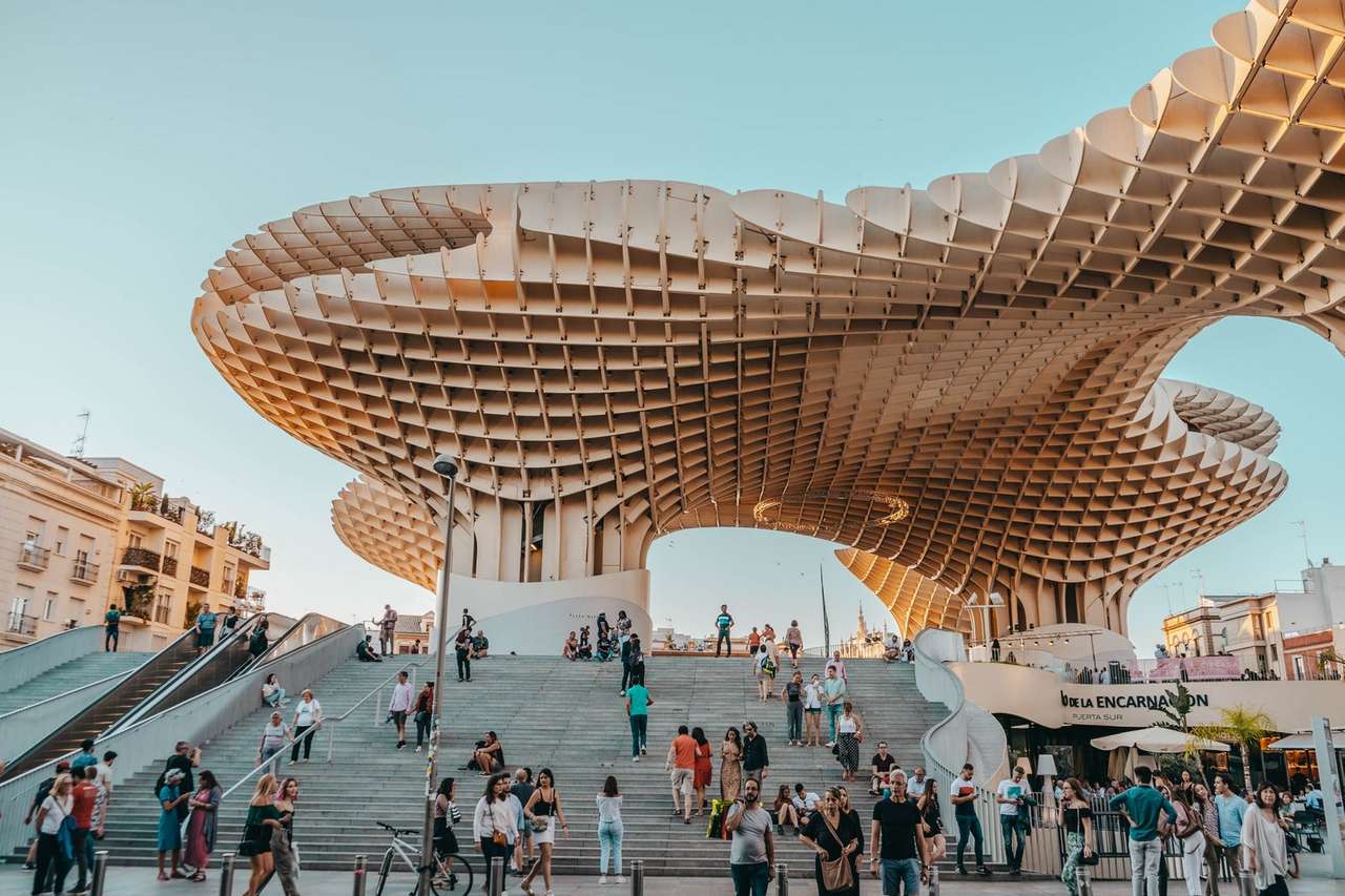 Sevilla i stadens centrum modern arkitektur pussel på nätet