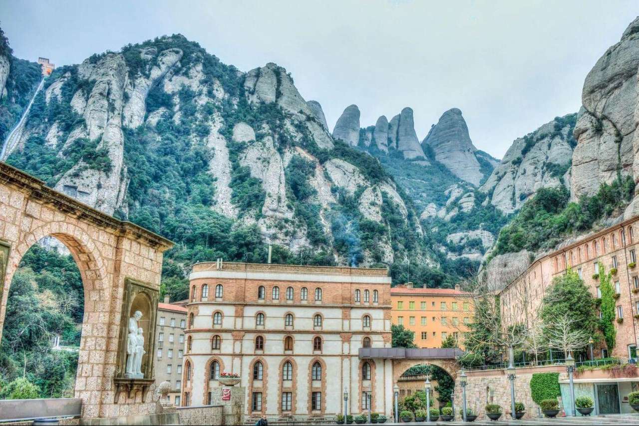 Klooster van Montserrat in Spanje legpuzzel online