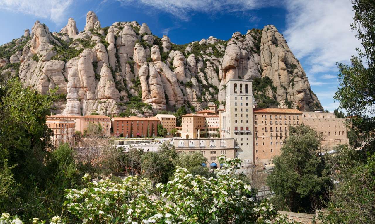 Монастырь Монсеррат в Испании пазл онлайн