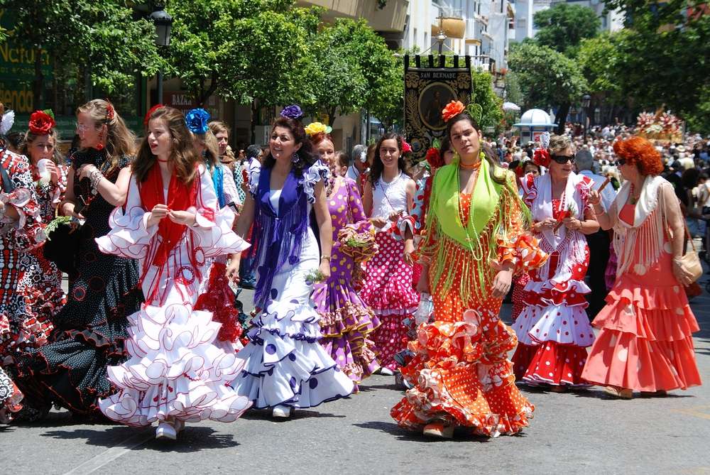 Folkový festival v Malaze, ženy ve flamenkových šatech skládačky online