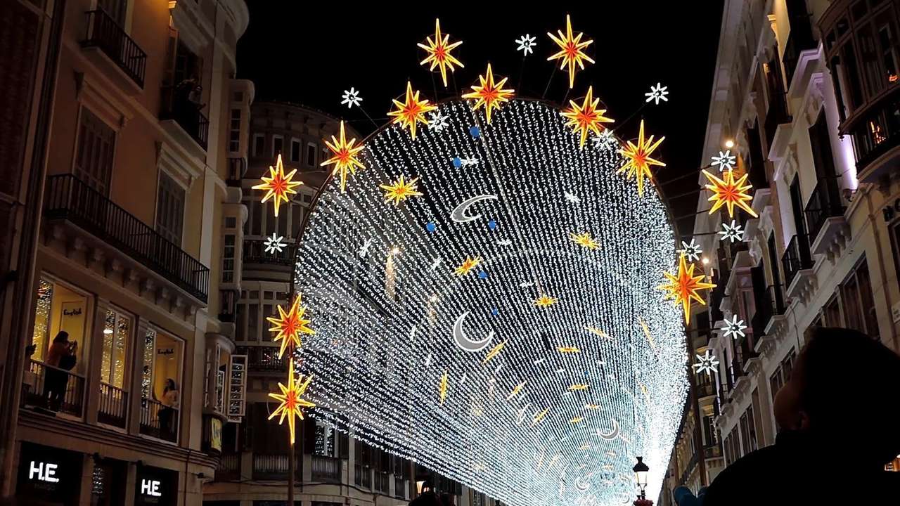 Малага різдвяні прикраси в місті онлайн пазл