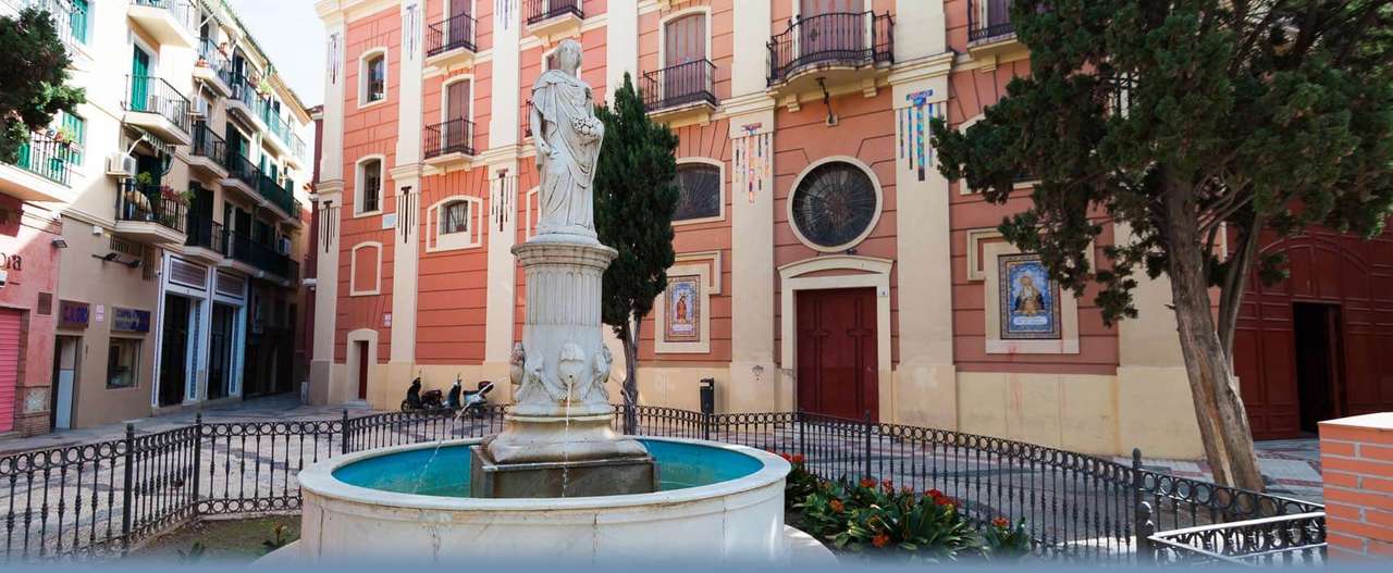 Fuente de la Plaza de Málaga con estatua rompecabezas en línea