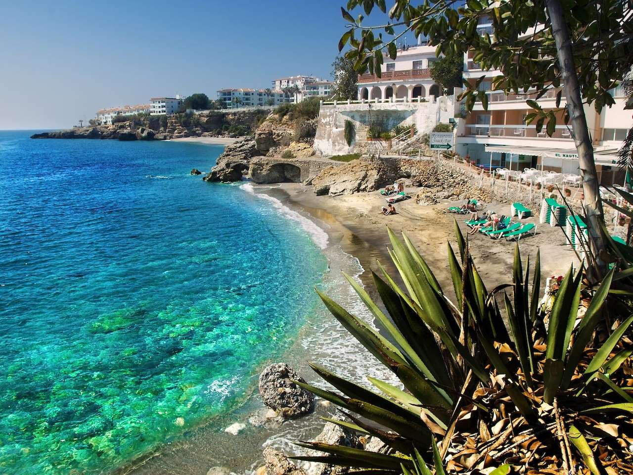Playa de Málaga con hotel rompecabezas en línea
