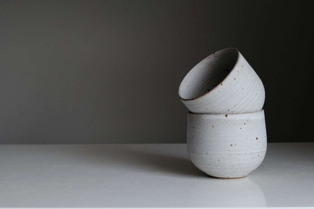 белая керамическая ваза на белом столе пазл онлайн
