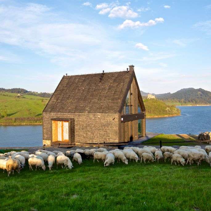 ένα σπίτι βοσκού με πρόβατα δίπλα στη λίμνη online παζλ