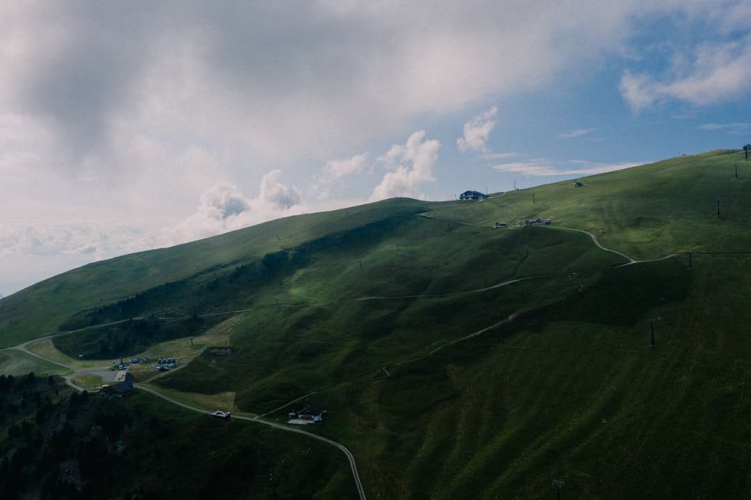 Landschaftsfoto von grünen Bergen unter weißen Wolken Puzzlespiel online
