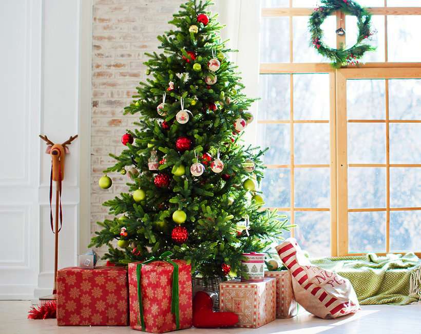 Julgran med gåvor i vardagsrummet Pussel online