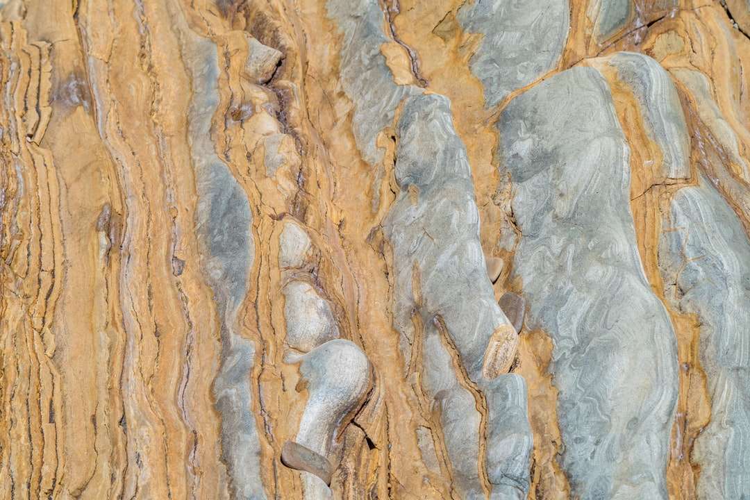 lyukas barna és szürke fa kirakós online