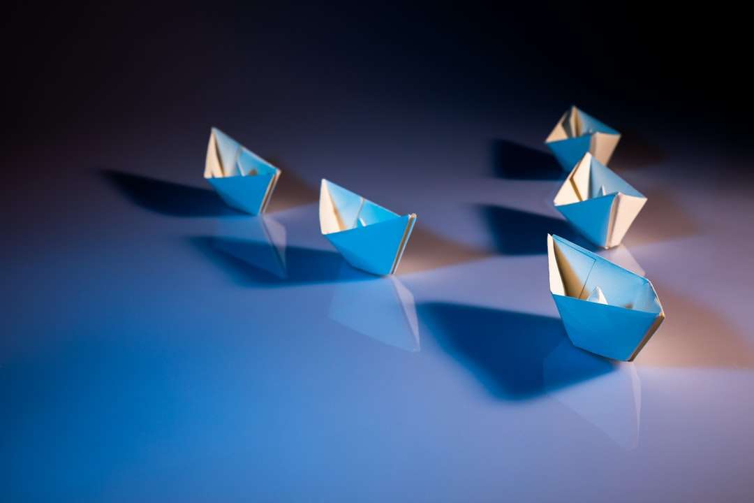 Barcos de papel blanco sobre superficie blanca rompecabezas en línea
