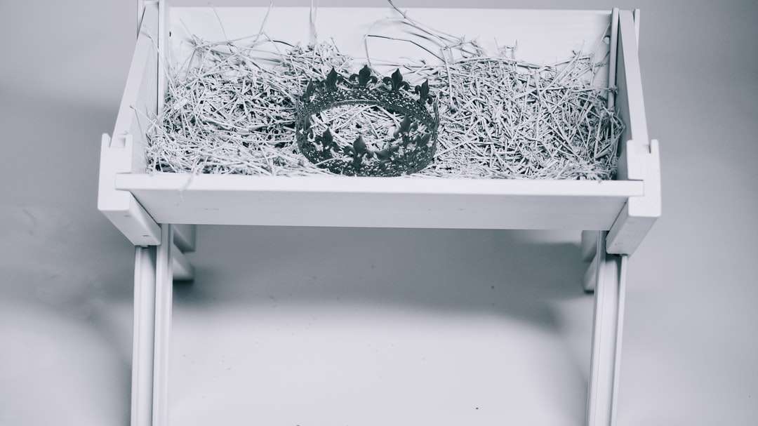 バシネットの王冠のグレースケール写真 ジグソーパズルオンライン