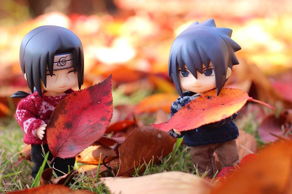 Itachi und Sasuke im Herbstlaub Online-Puzzle