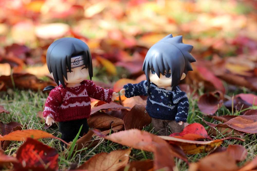 Itachi a Sasuke mezi podzimními listy skládačky online