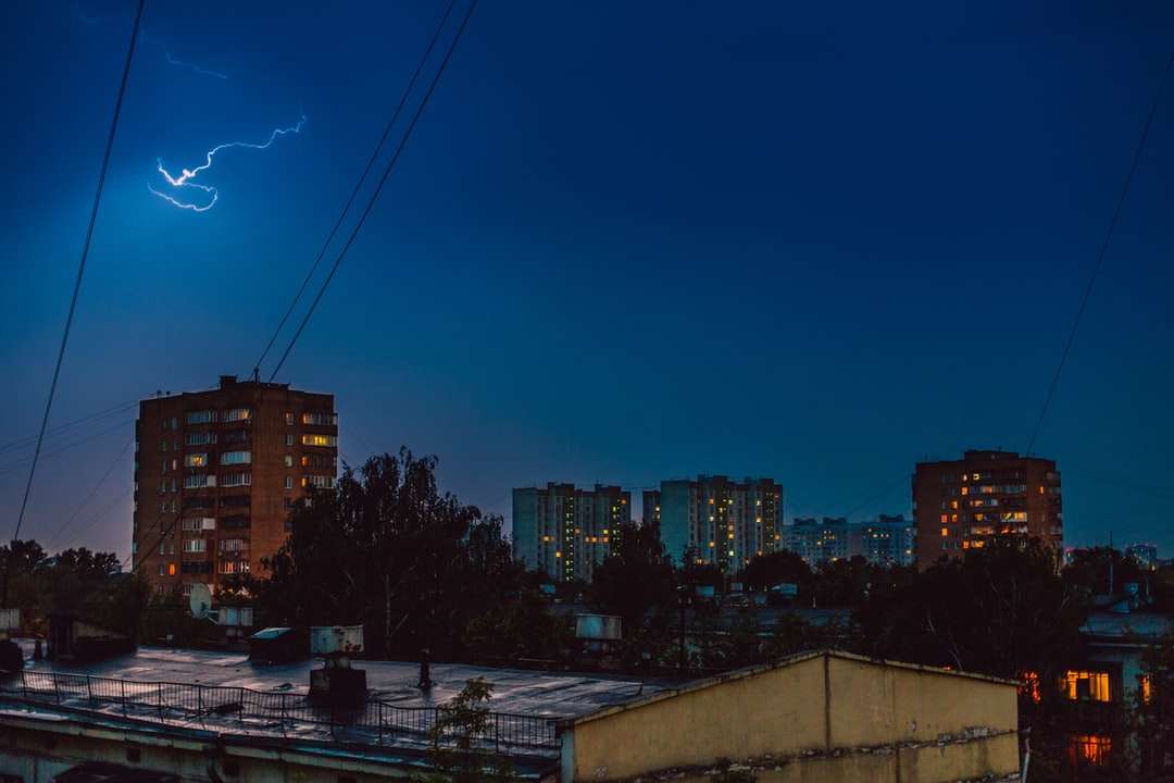 градски град под сиво небе през нощта онлайн пъзел