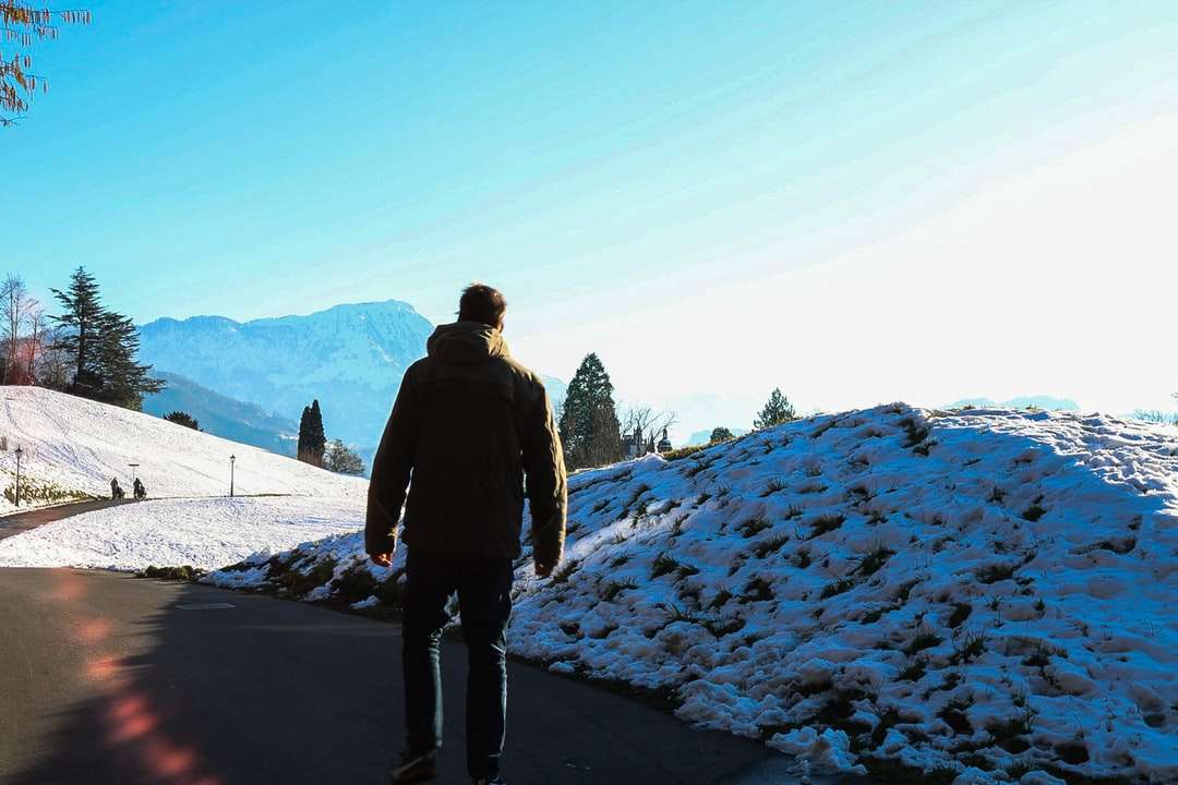 om în picioare lângă grămada de zăpadă puzzle online