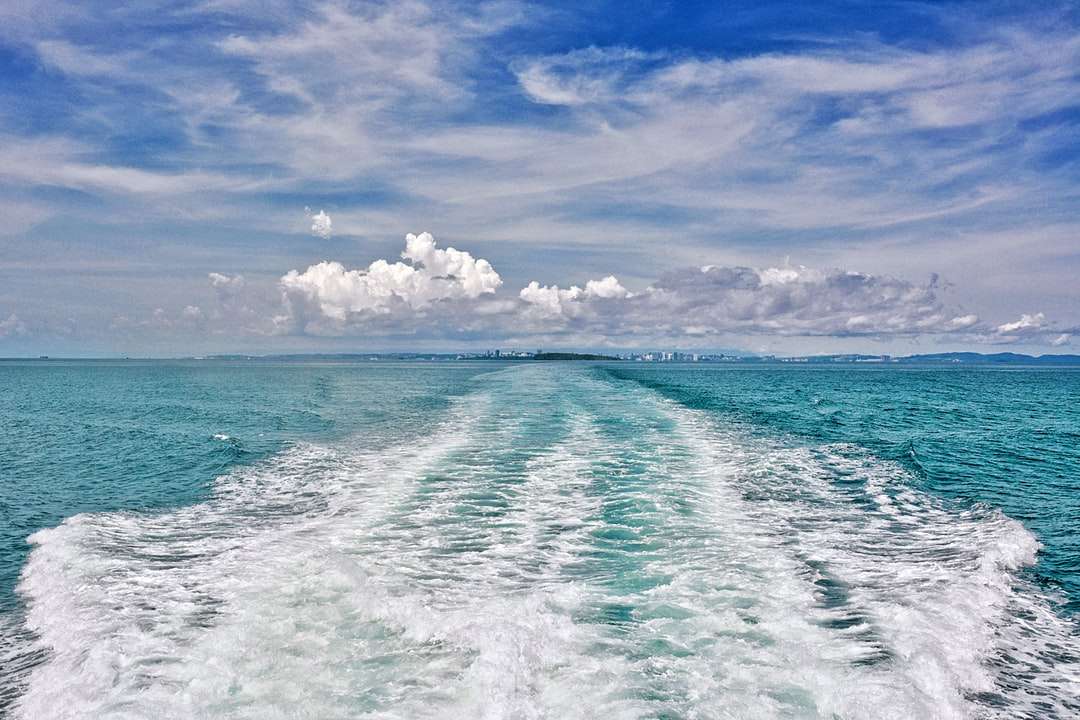ocean albastru sub cer albastru și alb înnorat în timpul zilei puzzle online