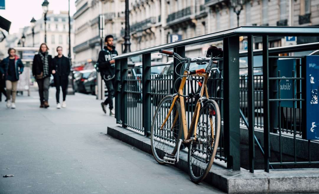 припаркованный оранжевый велосипед на перилах метро пазл онлайн