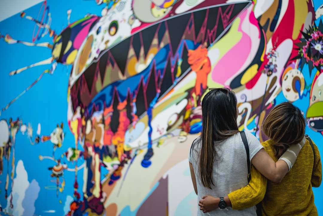 twee vrouwen die voor muurschildering kijken online puzzel