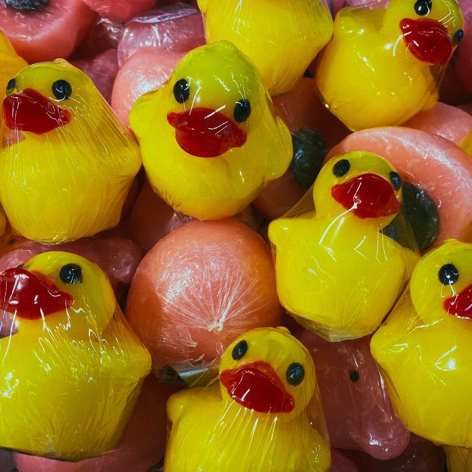 žlutá a červená gumová kachna online puzzle