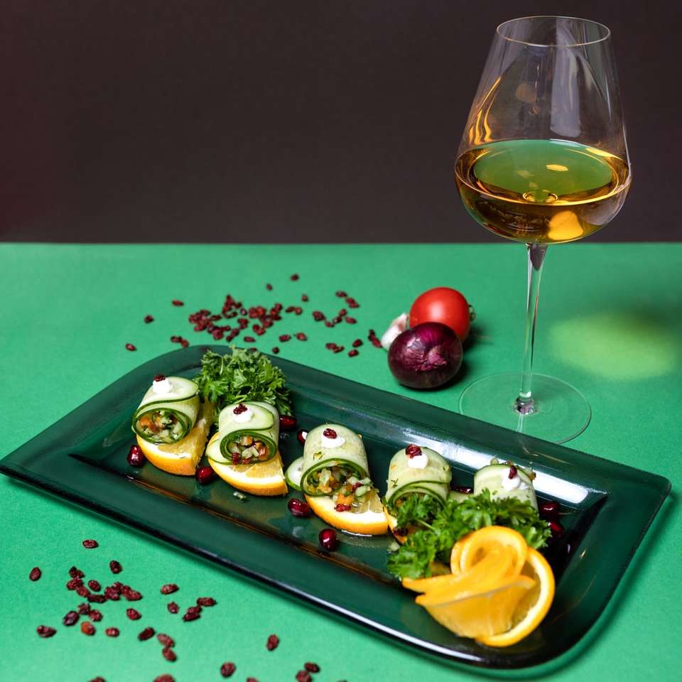 klares Weinglas mit gelber Flüssigkeit Puzzlespiel online