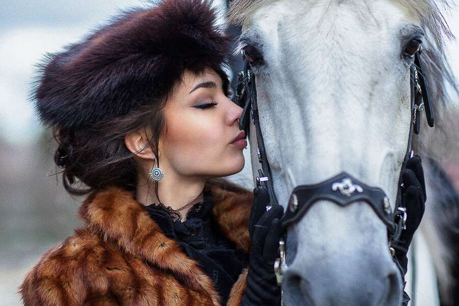 nő egy lóval kirakós online