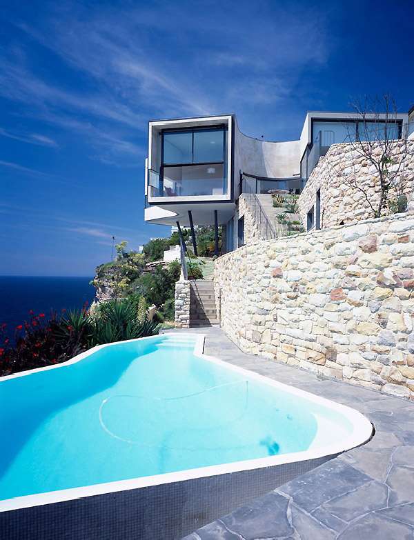 къща с басейн на скалата онлайн пъзел