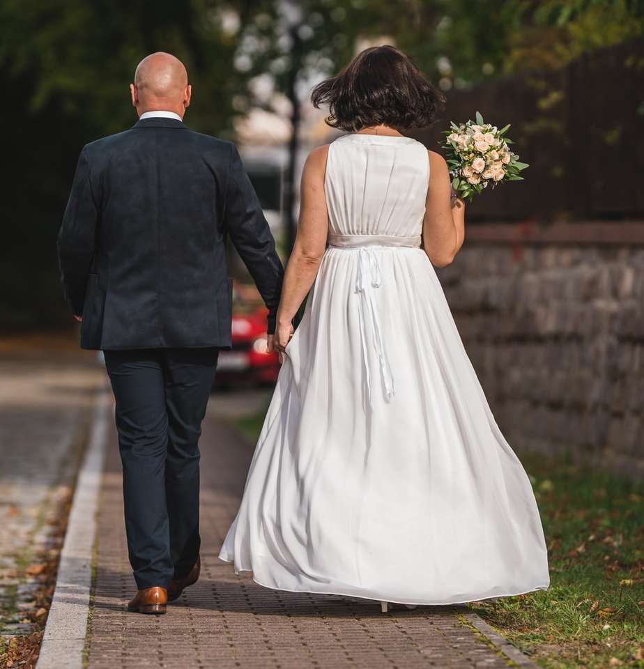 homem de terno preto e mulher de vestido de noiva branco puzzle online