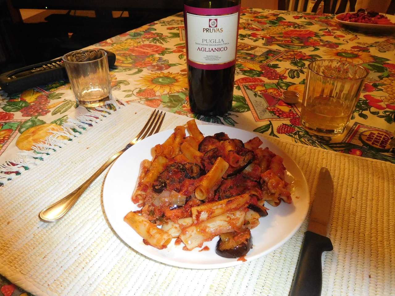 Печена паста и Aglianico страхотно червено вино онлайн пъзел