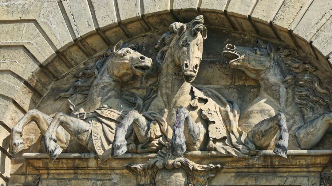 стадо коне статуя онлайн пъзел
