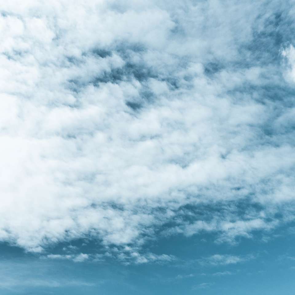 bílé mraky a modrá obloha online puzzle