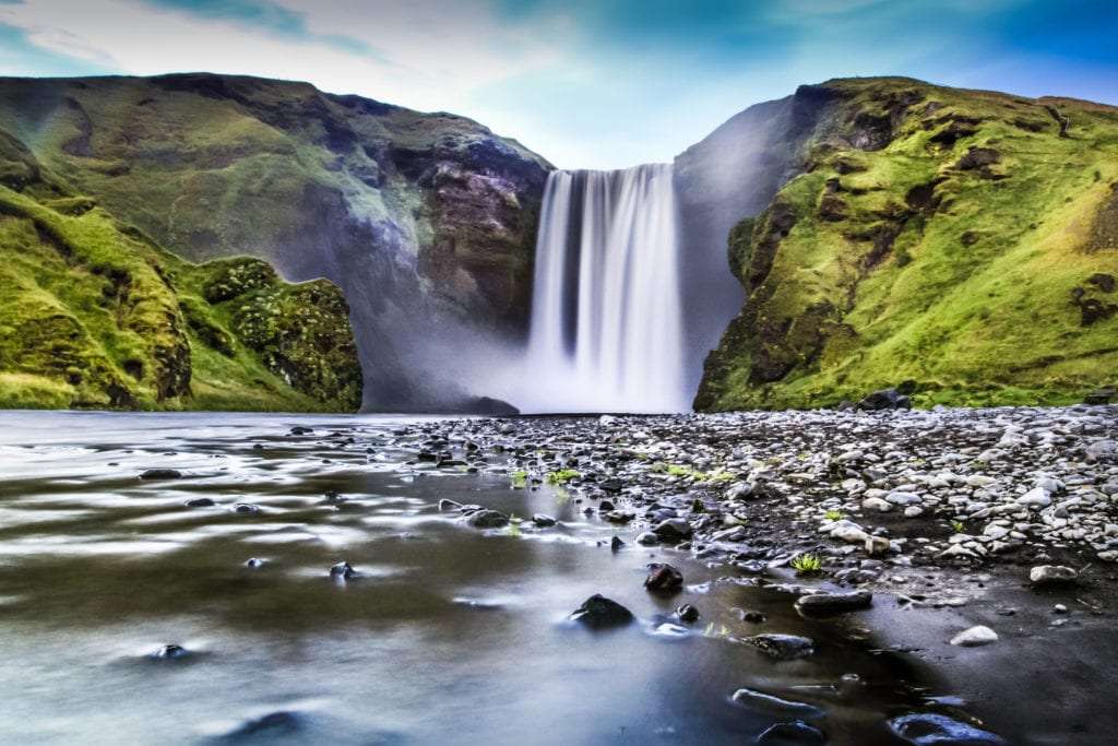 Skógafoss - uma cachoeira na Islândia puzzle online