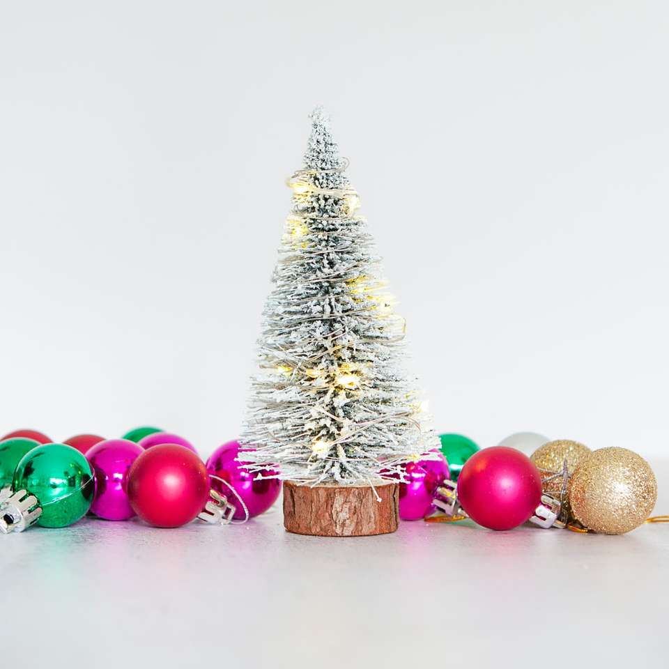 новогодняя елка с шарами и шарами пазл онлайн