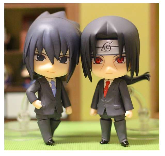 Sasuke och Itachi i kostym pussel på nätet