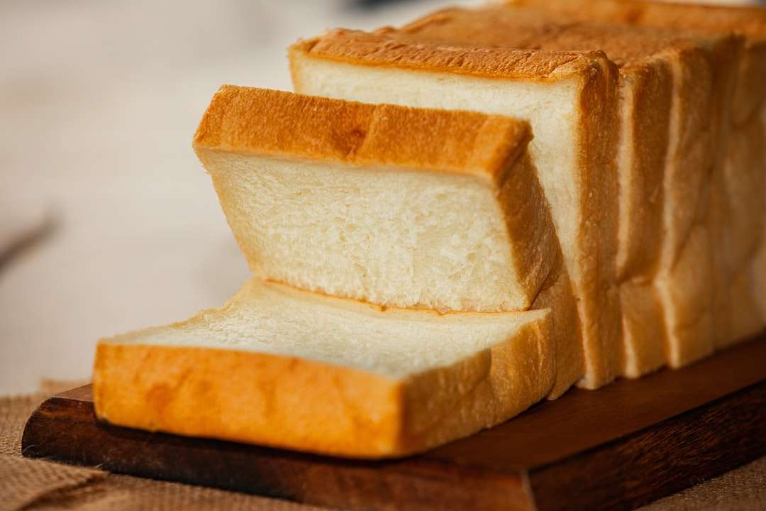 καφέ ψωμί σε λευκό κεραμικό πιάτο online παζλ
