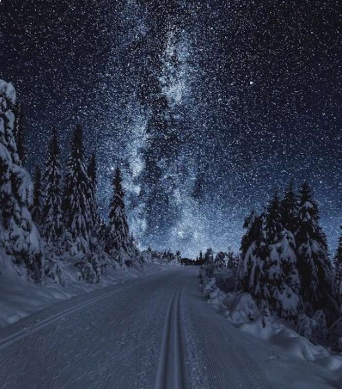 nádherný pohled zimy v noci pussel på nätet