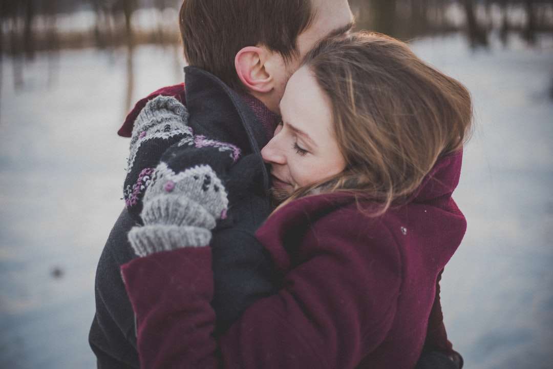 hombre y mujer abrazándose rompecabezas en línea