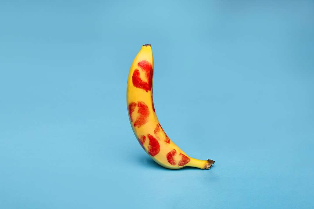 κίτρινα φρούτα μπανανών στον άσπρο πίνακα παζλ online