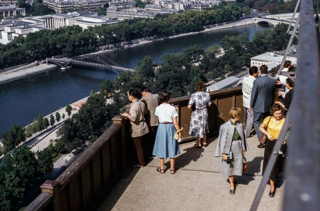 хора, стоящи на тераса с изглед към реката онлайн пъзел
